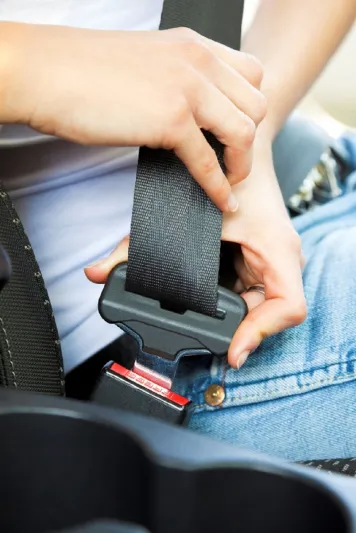 45% من الشباب الإماراتي يعتقد بأن حزام الأمان يؤذيهم .