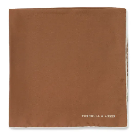 موضة منديل الحرير تعود الى بدلات الرجال