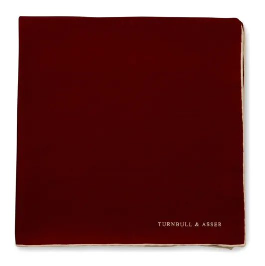 موضة منديل الحرير تعود الى بدلات الرجال