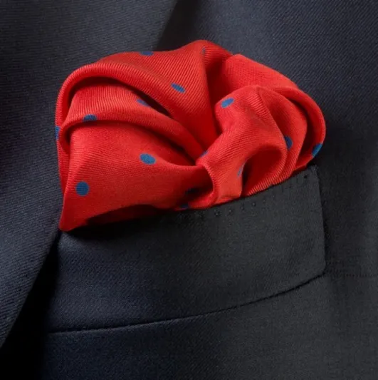 موضة منديل الحرير تعود الى بدلات الرجال