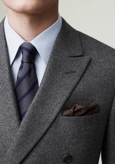 موضة منديل الحرير تعود الى بدلات الرجال