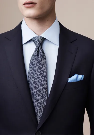 موضة منديل الحرير تعود الى بدلات الرجال