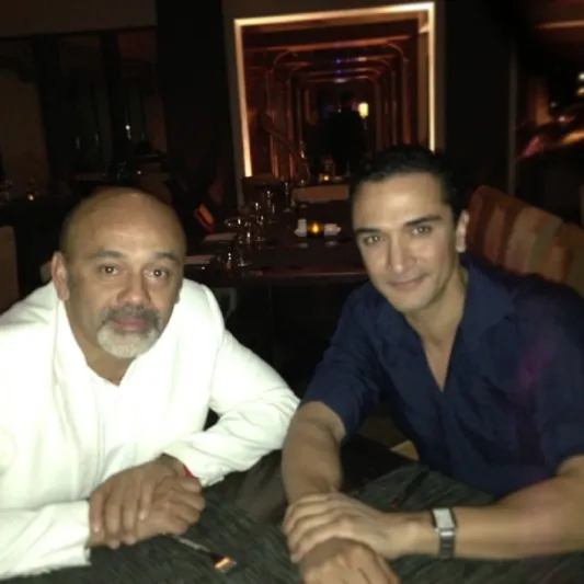 المصمم حاتم العقيل لـ"الرجل" : نقلت الثوب السعودي الى كل انحاء العالم.