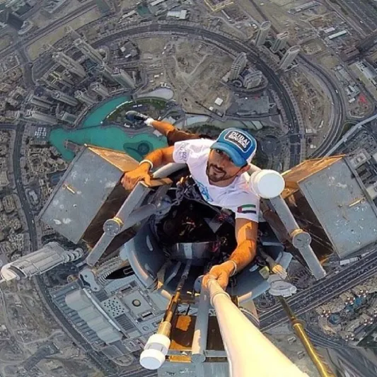 فيديو جديد يظهر مراحل صعود ولي عهد دبي الى قمة برج خليفة