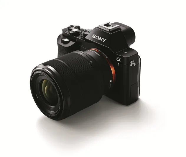 "سوني" تطلق اول كاميرا بعدسة قابلة للتبديل في العالم