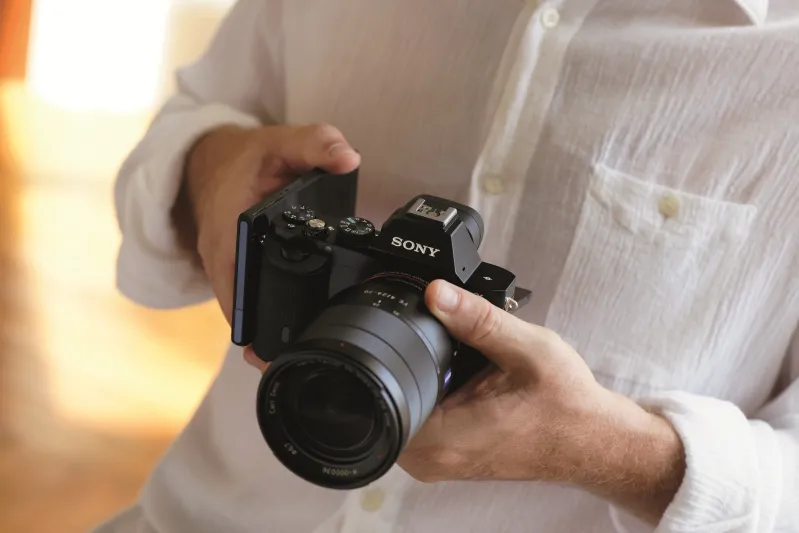 "سوني" تطلق اول كاميرا بعدسة قابلة للتبديل في العالم