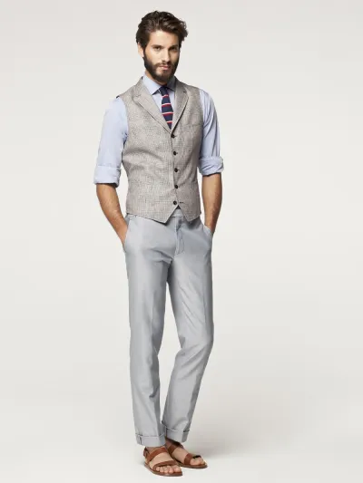 "كارولينا هيريرا" تعيد الى الاذهان رَجل الخمسينات 