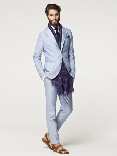 "كارولينا هيريرا" تعيد الى الاذهان رَجل الخمسينات 