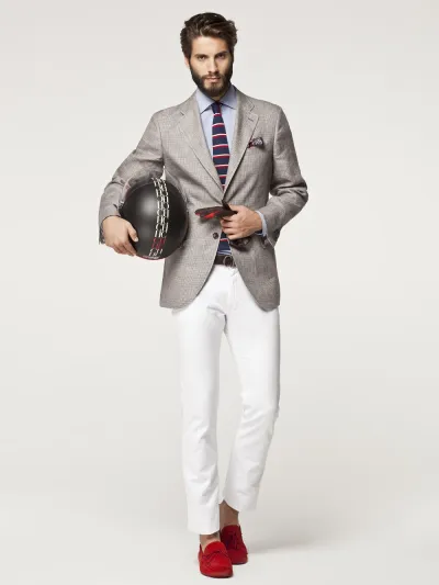 "كارولينا هيريرا" تعيد الى الاذهان رَجل الخمسينات 