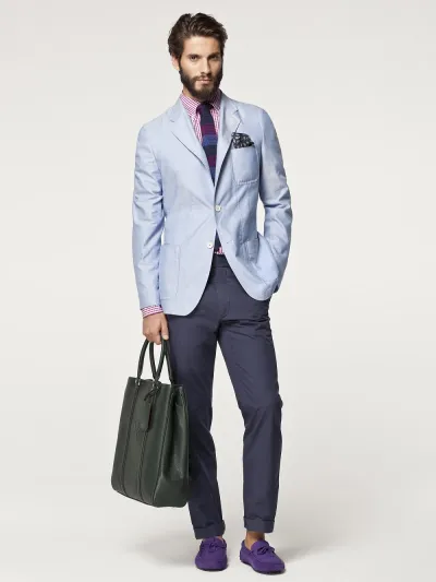 "كارولينا هيريرا" تعيد الى الاذهان رَجل الخمسينات 