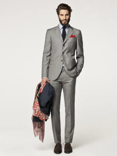 "كارولينا هيريرا" تعيد الى الاذهان رَجل الخمسينات 