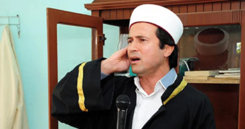 شاب تركي: مطرب في الليل وامام مسجد في النهار. 