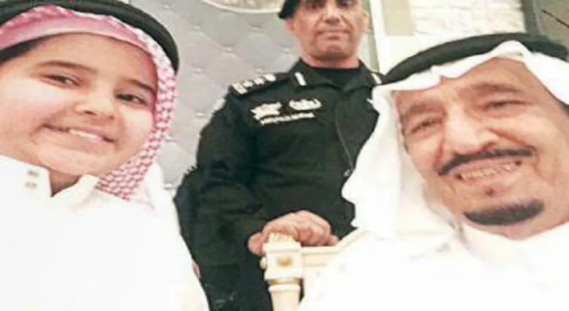 خادم الحرمين يحقق رغبة طفل في التقاط "سيلفي"