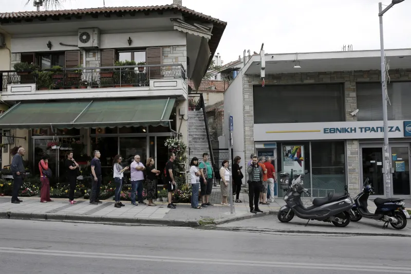 بالصور طوابير اليونانيين على الصرافات الالية