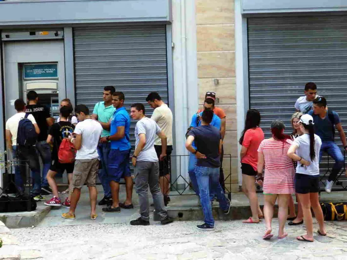 بالصور طوابير اليونانيين على الصرافات الالية