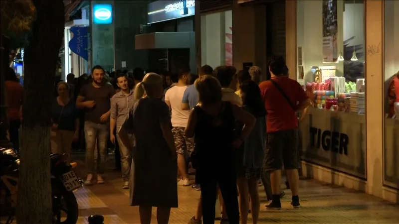 بالصور طوابير اليونانيين على الصرافات الالية
