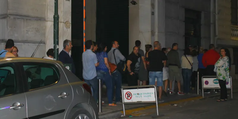 بالصور طوابير اليونانيين على الصرافات الالية