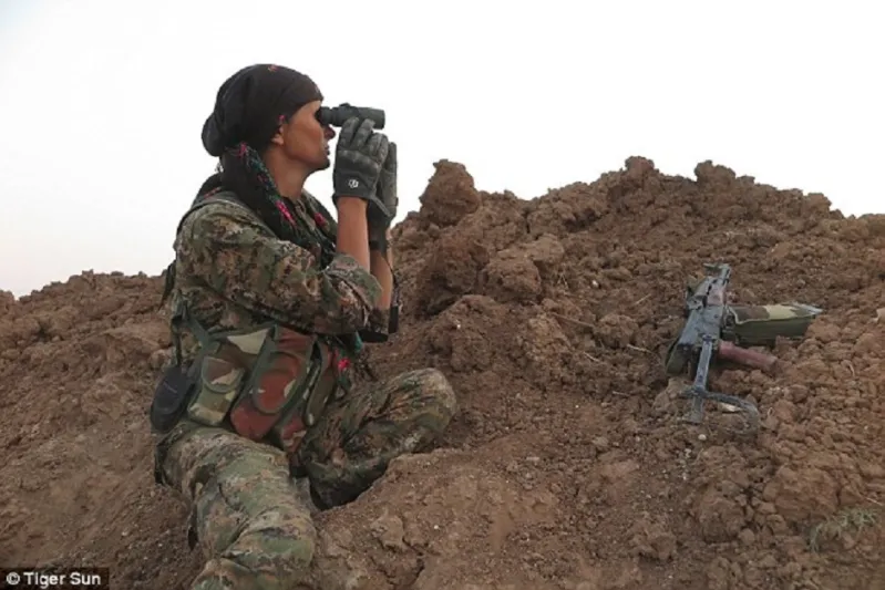 بالصور:من عرض الازياء الى قتال داعش... اما السبب فلا يصدّق!