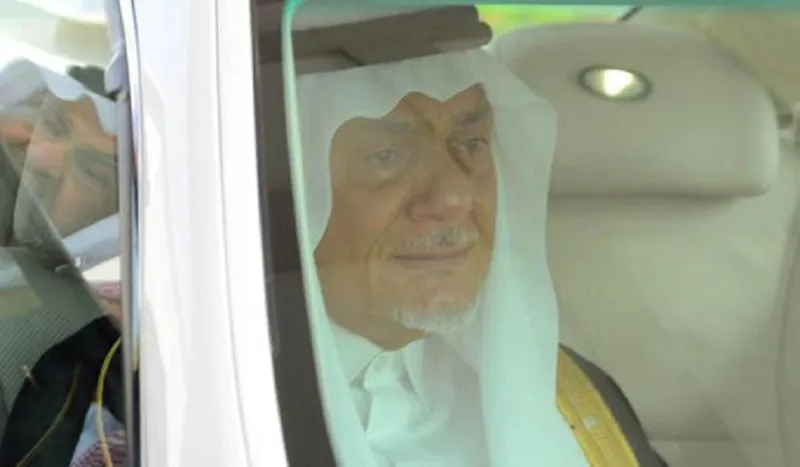 دموع الأمير السعودي تركي الفيصل على وداع شقيقه تملأ مواقع التواصل الاجتماعي