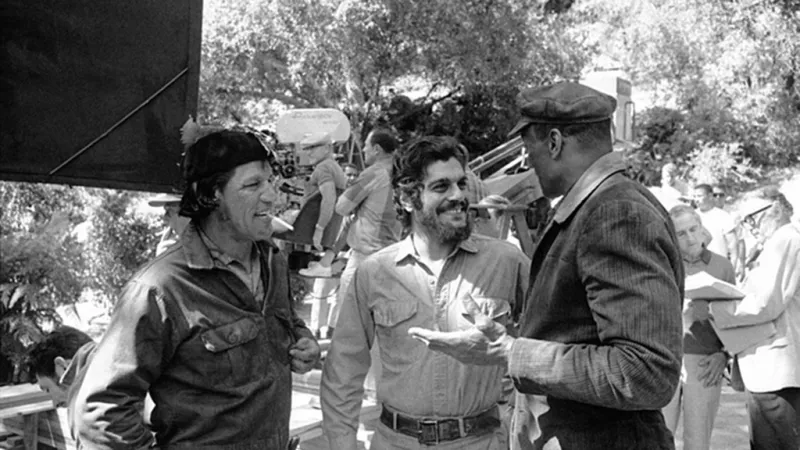 صور نادرة للفنان العالمي عمر الشريف 