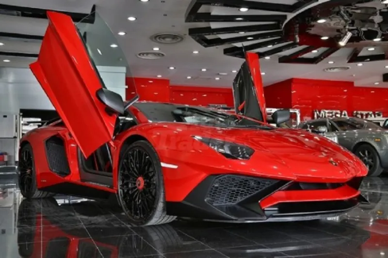 صور.. سيارتان من طراز لامبورغيني أفنتادور “Lp 750-4 Sv” للبيع في دبي
