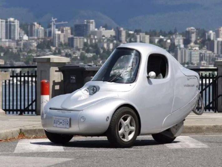 بالصور.. “Electrameccanica سبارو” سيارة كهربائية ب3 عجلات