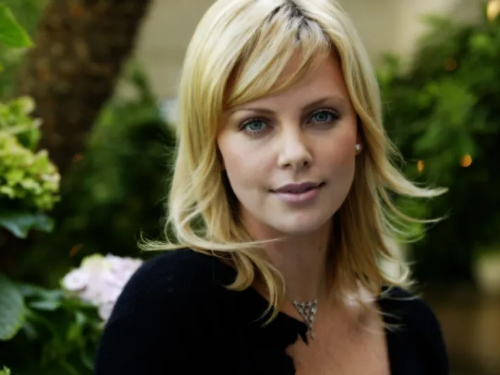 charlize theron دعت أوباما الى نادي تعرٍّ