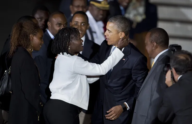 بالصور: أوباما يتناول العشاء مع عائلته الكينية 