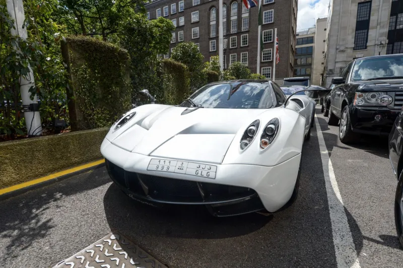 بالصور: سيارات الخلبج الفارهة تغزو شوارع لندن 