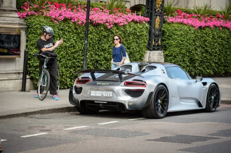 بالصور: سيارات الخلبج الفارهة تغزو شوارع لندن 