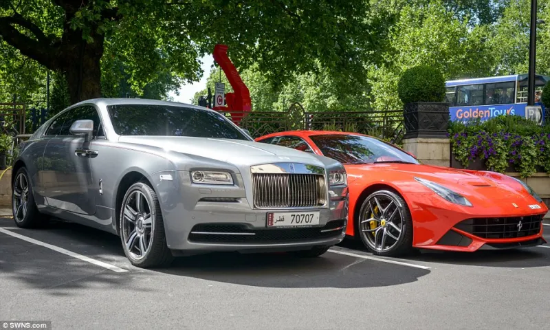 بالصور: سيارات الخلبج الفارهة تغزو شوارع لندن 