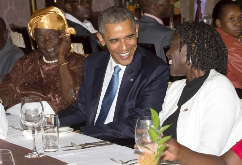 بالصور: أوباما يتناول العشاء مع عائلته الكينية 