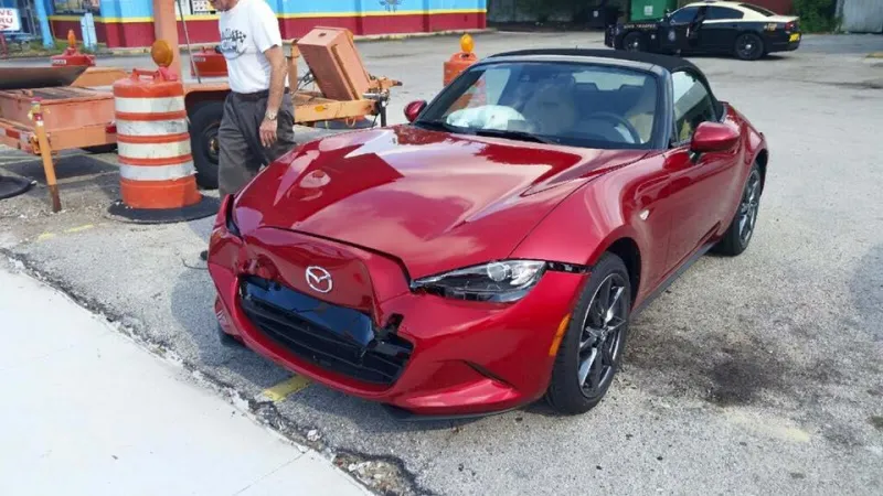 صور.. أول مازدا MX-5 تتعرّض لحادث بعد بيعها بدقائق قليلة