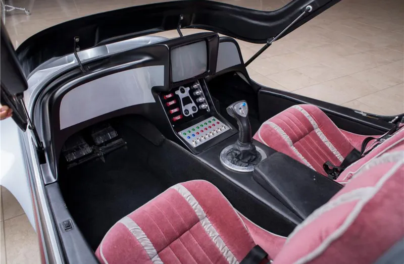 بالصور - سيارة تطير بـ 71500 دولار