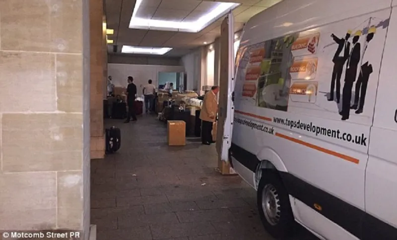 بالصور..دايلي ميل: حقائب أمير قطر بحاجة لجيش من الموظفين