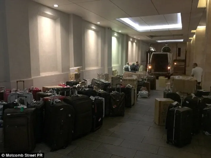 بالصور..دايلي ميل: حقائب أمير قطر بحاجة لجيش من الموظفين