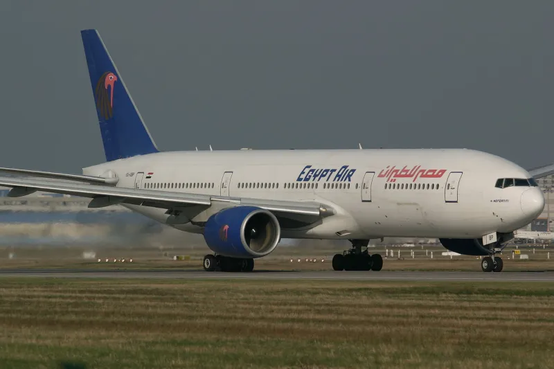 سيجارة في الطائرة تتسبب بتوقيف راكب في مطار القاهرة