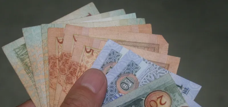 موظف سعودي ينقذ طفلاً من الموت ويرفض المكافأة