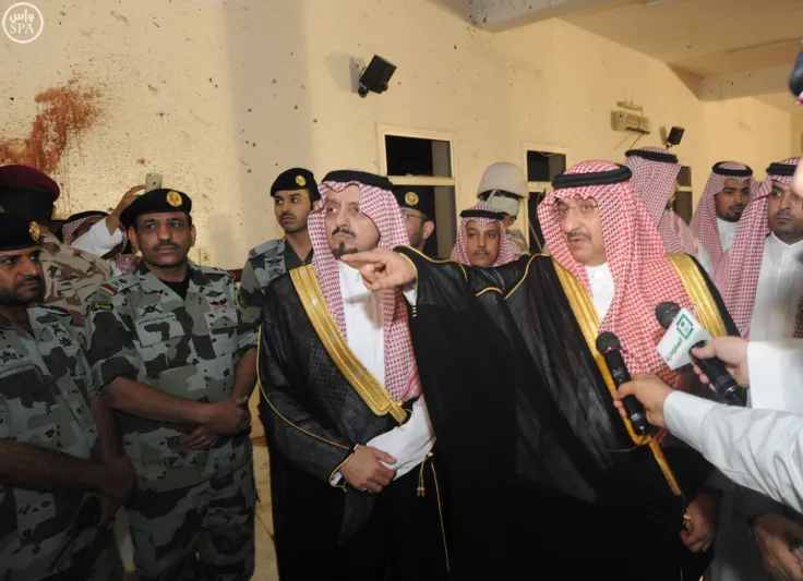 بالصور: نائب خادم الحرمين الشرفين يتفقد مسجد عسير 