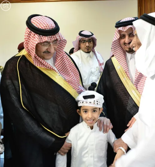 بالصور: نائب خادم الحرمين الشرفين يتفقد مسجد عسير 