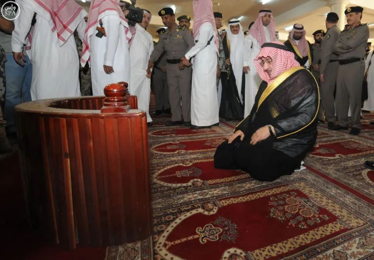 بالصور: نائب خادم الحرمين الشرفين يتفقد مسجد عسير 