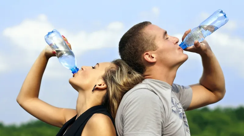 علامات على أنك لا تشرب كمية كافية من الماء!