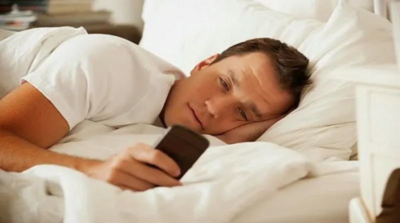 ماذا يحدث لجسمك عندما تتفحص هاتفك قبل النوم؟
