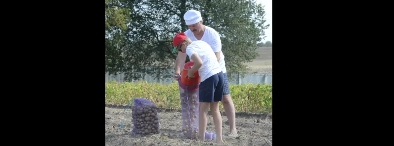 بالصور: لن تصدقوا ما فعله رئيس بيلاروسيا في اجازته