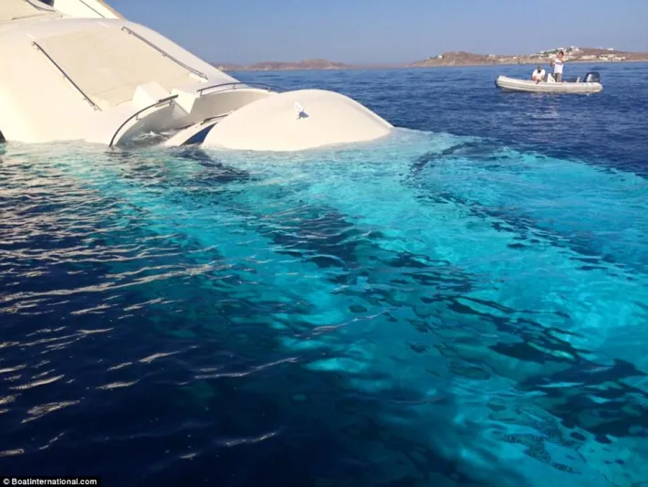 بالصور..غرق يخت ثمنه 4 ملايين إسترليني في اليونان