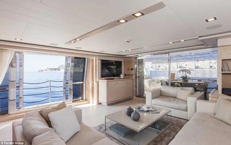 بالصور..غرق يخت ثمنه 4 ملايين إسترليني في اليونان