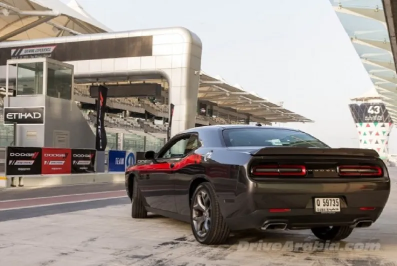 بالصور.. القيادة الأولى لسيارة “دودج تشالنجر R/T” في حلبة ياس مارينا أبو ظبي