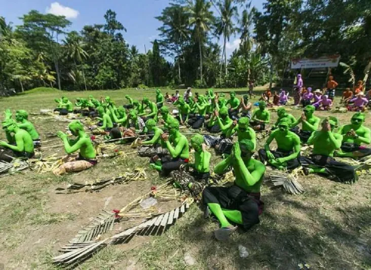 "القبيلة الخضراء" في بالي.. لإبعاد سوء الحظ والأرواح الشريرة!