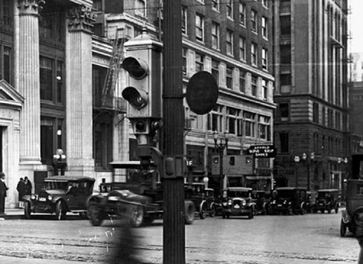 مفاجأة... هكذا كانت تعمل اول اشارة مرور !