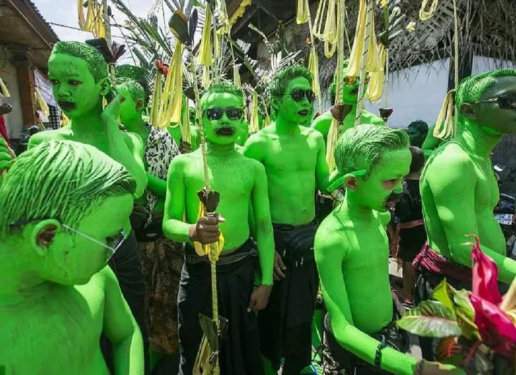 "القبيلة الخضراء" في بالي.. لإبعاد سوء الحظ والأرواح الشريرة!